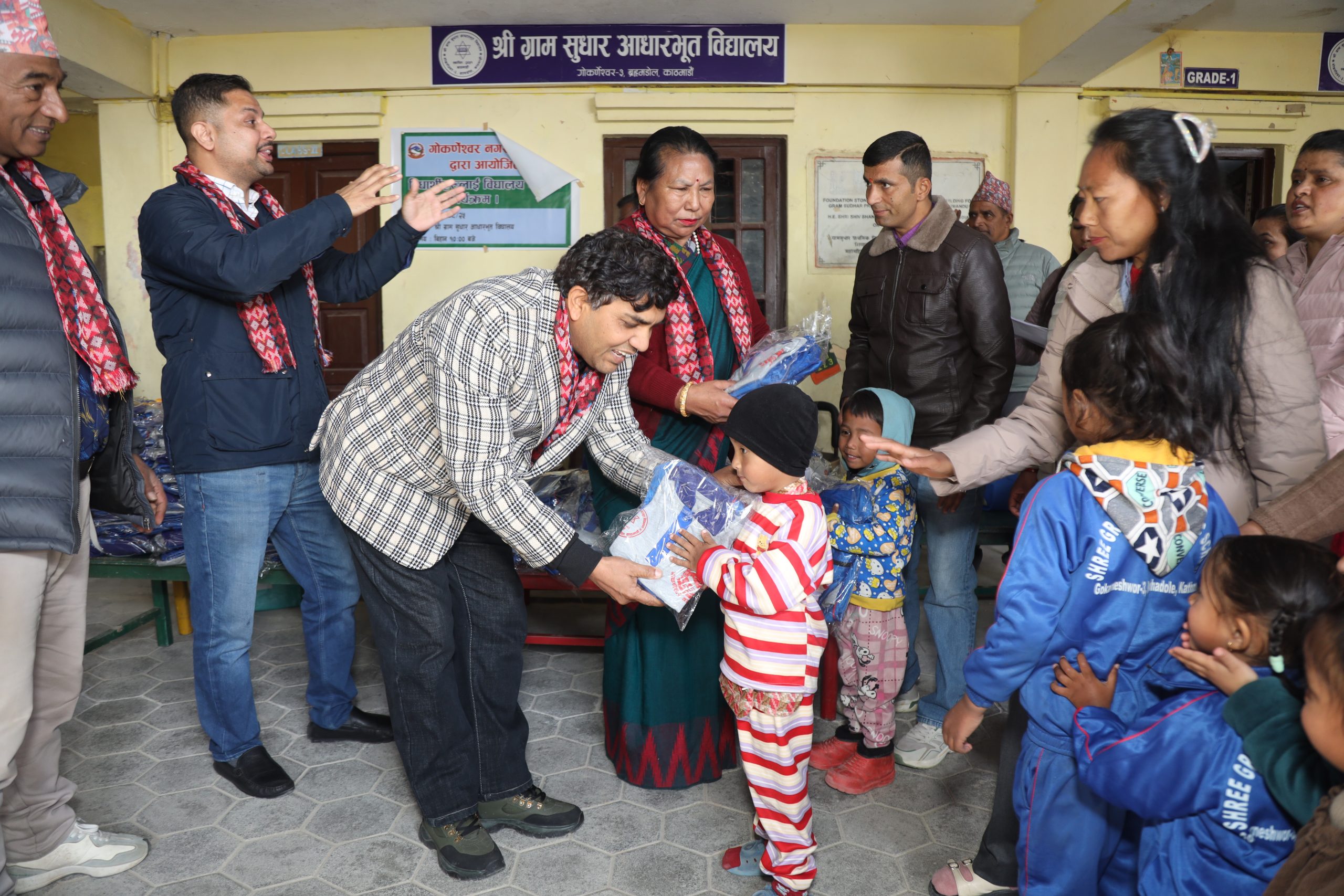 गोकर्णेश्वर–३ मा विद्यार्थीलाई विद्यालय पोशाक वितरण